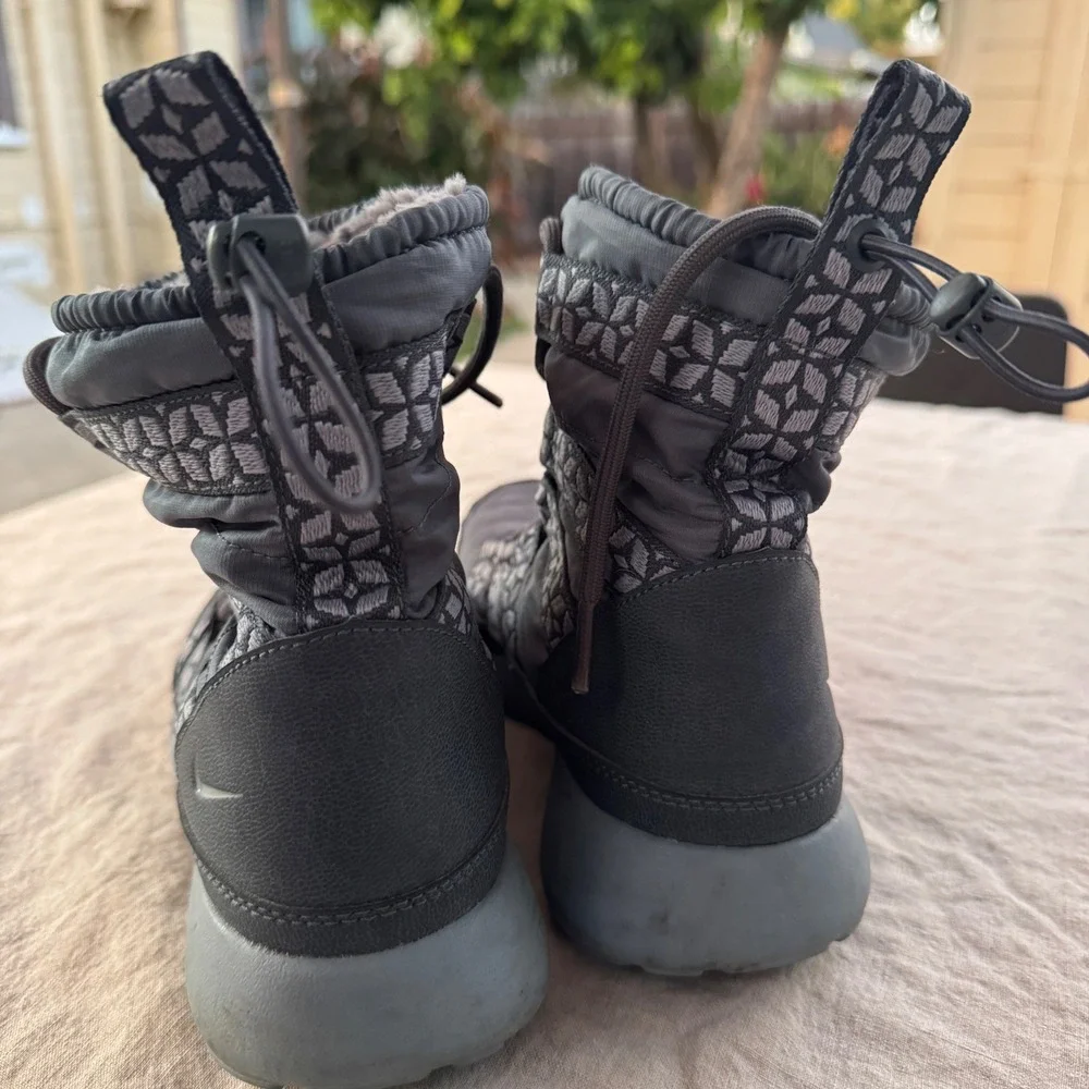 Nike Roshe Run Hi SneakerBoot 6 Grey Quilted Faux Fur Winter Boots 615968-200